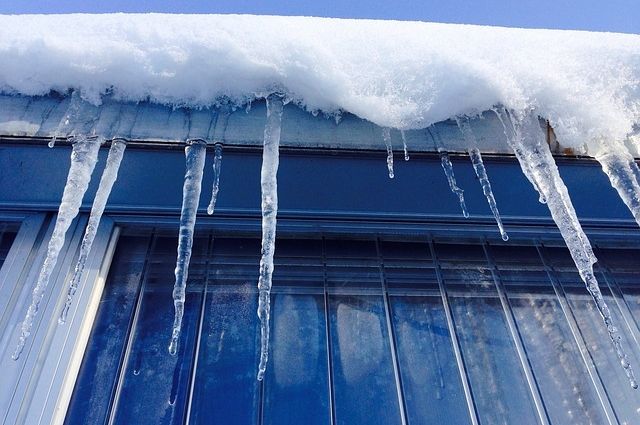 Получить компенсацию при падении снега с крыши в Покровске